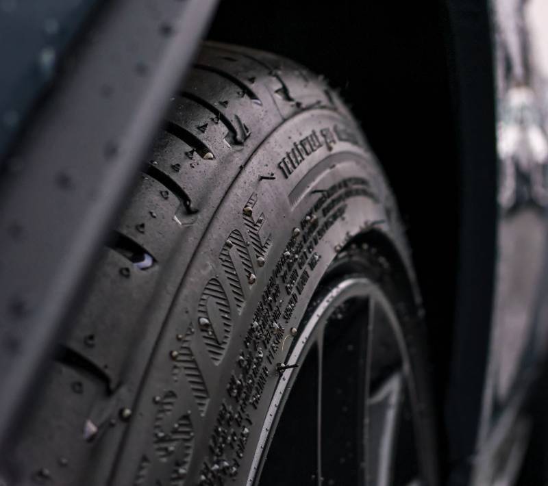 Comprendre les marquages des pneus : guide complet des notions de base.